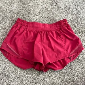 lululemon hotty hot 2.5” shorts